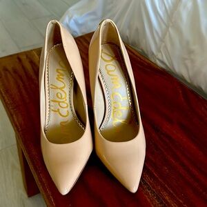 Selling beige shoes, beautiful shoes !!